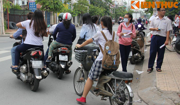 Sáng cùng ngày, sau khi kết thúc môn thi đầu tiên, trên nhiều tuyến đường ở địa bàn TP HCM như: Đặng Văn Bi, Võ Văn Ngân, Lê Văn Việt, Nguyễn Duy Trinh, Bác Ái, rất nhiều thí sinh cũng "quên" luật giao thông khi chạy xe máy không đội mũ bảo hiểm...