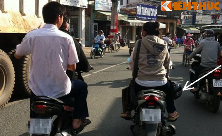 Mũ bảo hiểm để... cầm tay.