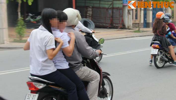 Nhiều phụ huynh khi rước con em từ trường thi cũng không nhắc nhở học sinh chấp hành luật giao thông.