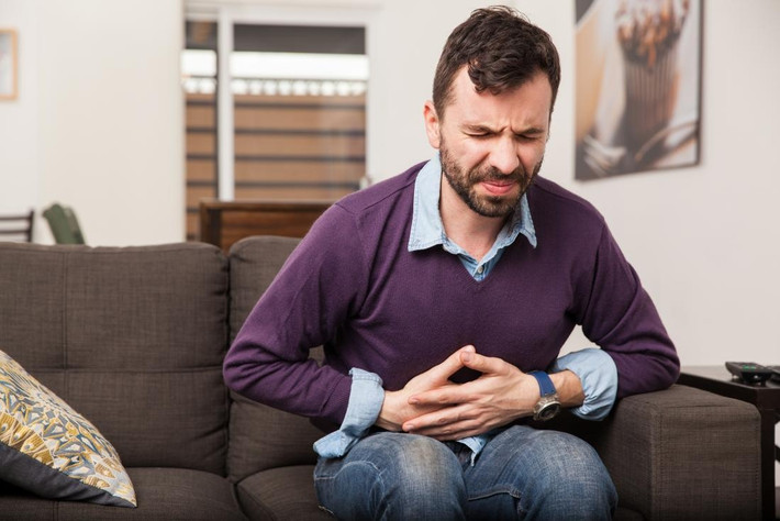 Đau bụng đột ngột, dữ dội: Một cơn đau buốt không dứt có thể là dấu hiệu của viêm ruột thừa cấp tính (nếu nó ở phía dưới bên phải bụng), viêm túi thừa hoặc nhiễm trùng nghiêm trọng. Thông thường nếu bạn bị chuột rút cơ khi tập thể dục, cơn đau nhói ở bụng chỉ kéo dài vài giây. Nhưng nếu đó là vấn đề gì đó nghiêm trọng, cơn đau sẽ tiếp tục kéo dài và không giảm. Ảnh: Medicalnewstoday.