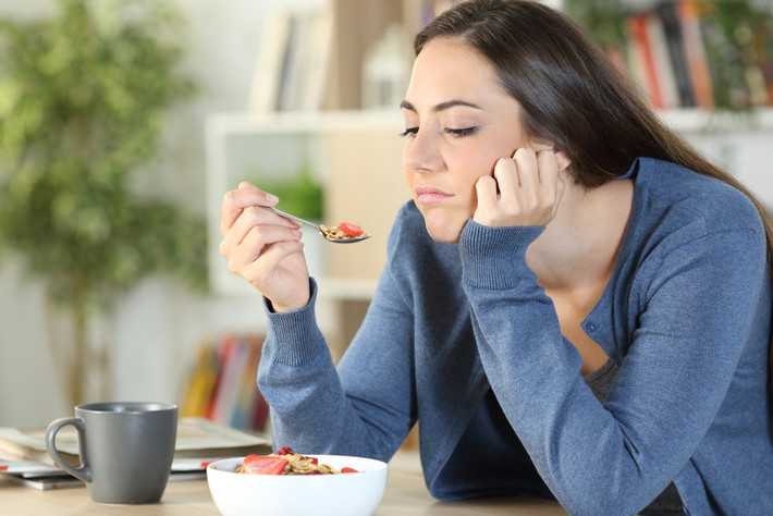 Cảm thấy no dù ăn rất ít: Nếu bạn cảm thấy bị đầy bụng dù không ăn nhiều, nguyên nhân phổ biến nhất là chứng liệt dạ dày - tình trạng thức ăn ở trong dạ dày lâu hơn bình thường. Nó có thể xảy ra khi một căn bệnh nghiêm trọng làm ngưng trệ hệ thống điện của dạ dày. Bệnh cúm, phẫu thuật dạ dày và bệnh tiểu đường cũng có thể gây ra tình trạng này. Các nguyên nhân khác nghiêm trọng hơn dẫn đến cảm giác no sớm bao gồm loét, tắc nghẽn hoặc khối u. Ảnh: Gutclinic.