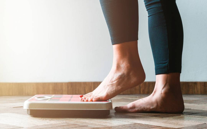 Sụt cân không rõ nguyên nhân: Nếu bạn bị sụt cân nhưng không thay đổi chế độ ăn uống hoặc thói quen tập thể dục, đó là triệu chứng phổ biến của nhiều bệnh nghiêm trọng, bao gồm cả ung thư. Bạn nên đi khám bác sĩ nếu giảm 5% trọng lượng cơ thể trở lên trong vòng 6-12 tháng. Nghiên cứu được công bố trên tạp chí American Family Physician cho thấy ở những bệnh nhân trên 65 tuổi, tình trạng sụt cân như vậy (kèm theo đau bụng) thường do các nguyên nhân khác, chẳng hạn loét dạ dày tá tràng, bệnh celiac, bệnh viêm ruột thừa. Ảnh: Mfine.