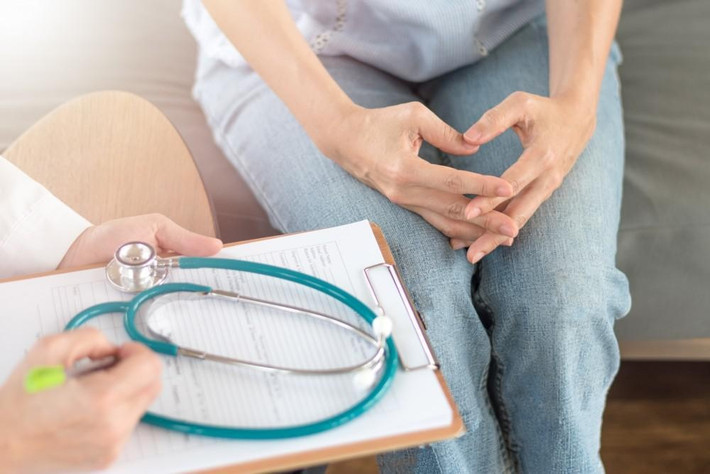 Đi đại tiện ra máu: Nguyên nhân phổ biến nhất khiến đi đại tiện ra máu là bệnh trĩ và nứt hậu môn (rác niêm mạc hậu môn). Nhưng tình trạng này cũng có thể là một trong những dấu hiệu đầu tiên của ung thư ruột kết, đặc biệt nếu đi kèm với thay đổi thói quen đi tiêu. Các nguyên nhân khác có thể gây chảy máu là polyp ruột kết, bệnh viêm ruột, viêm ruột kết và bệnh ruột thừa. Ảnh: Gastrodoxs.