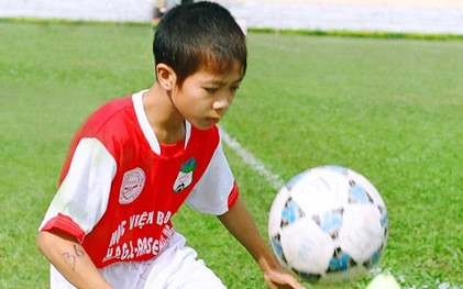Mới nhất, phòng Tư pháp huyện Đô Lương đã xuống địa phương quê gốc của Công Phượng để kiểm tra các giấy tờ liên quan và bước đầu kết luận Công Phượng sinh năm 1995. Những điểm bất ổn trong giấy khai sinh, các giấy tờ của Công Phượng được kết luận do năng lực cán bộ, cơ sở vật chất của địa phương trong quá khứ còn yếu kém nên không lưu trữ được sổ sách. Ảnh: HAGL.