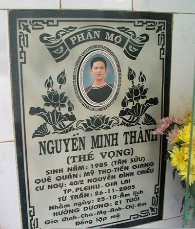 Mọi việc thay đổi khi một số nhà báo đã tìm ra cậu và đưa Minh Thành về HAGL. Tuy nhiên không bao lâu sau đó, vào buổi chiều 26/11/2005, ngay sau trận bán kết giữa Việt Nam và Malaysia tại SEA Games 23, Minh Thành bị tai nạn giao thông khi đang điều khiển xe máy trên đường phố Pleiku. Tai nạn cướp đi mạng sống của cầu thủ từng được coi là "thần đồng"... Trên bia mộ của Minh Thành hiện tại cũng có dòng tên Thế Vọng đặt bên dưới. Ảnh: PLO.