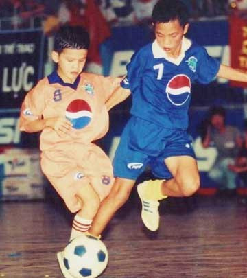 Theo Tiền Phong, cho đến sau này người ta mới biết nguyên nhân là do những người đứng đầu đội bóng sợ bị lộ việc làm Hồ sơ giả để cầu thủ nhí vốn tên Nguyễn Minh Thành đã quá tuổi được tham dự giải với cái tên Thế Vọng (trái). Trong khi cậu bé Vọng “thật” không hề biết đá bóng. Mẹ của Thế Vọng từng than thở với báo chí: "Giá mà cháu đừng đi đá bóng thì hơn. Cháu là Thành, Nguyễn Minh Thành, nhưng vì quá tuổi nên người ta gắn cho cháu tên của em Vọng nào đó rồi bắt cháu học thuộc để đi đá bóng. Nào ngờ, cháu nổi tiếng quá và người lớn sợ liên lụy khi bị phát hiện ra sự thật nên ruồng bỏ cháu". Ảnh: PLO.