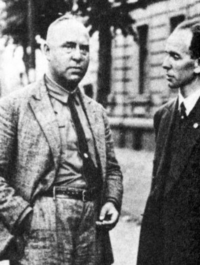 5. Wilhelm Ludwig Schmid: Khi Hitler ra lệnh thực hiện chiến dịch tiêu diệt những người đứng đầu của đội tấn công, trong danh sách bị xử án có bác sỹ thành phố Munkhen Luwig Schmitt - người từng cộng sự với Otto Strasser, là thành viên thứ hai của Đảng phát xít cho đến năm 1933, kẻ sáng lập ra “Mặt trận đen”. Trong cuộc truy đuổi, những tên “đao phủ” đã đụng phải người có họ tên gần giống với tên của bác sỹ trên, tức nhà phê bình âm nhạc Winhem Lugwich Schmid. Người này sống ở một nơi hoàn toàn khác, họ của ông cũng khác (Schmid, không phải là Schmitt) nhưng vẫn không giúp ông thoát khỏi lưỡi hái của tử thần. Bọn chúng đã bắt ông và gửi đến trại tập trung Dachau. Nhà phê bình âm nhạc này bị giết hại tại đây. Thi thể của ông được gửi về gia đình nhưng có lệnh nghiêm cấm mở nắp quan tài người quá cố.