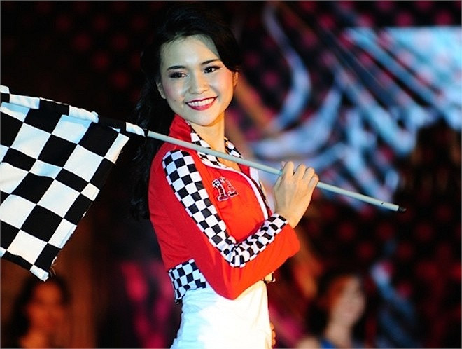 Thí sinh Bạch Võ Phương Linh - lớp K51C trình diễn trang phục thể thao.