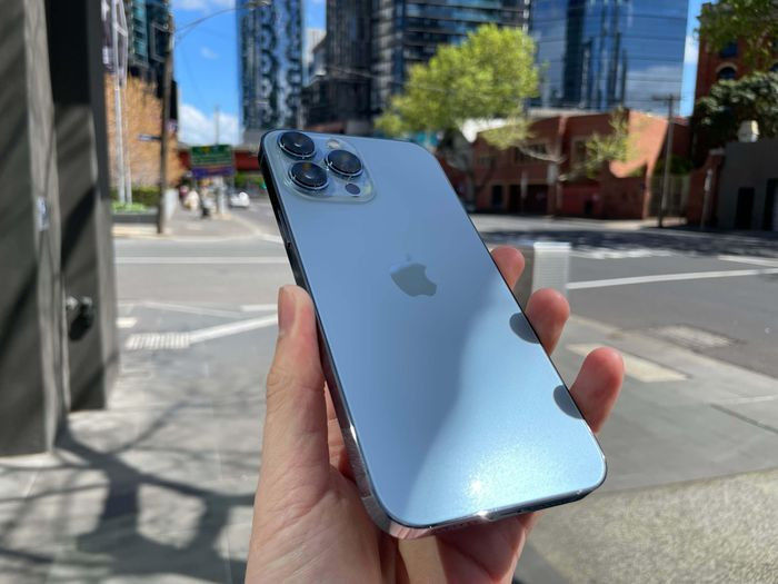 iPhone 13 đã được bán ra tại nhiều quốc gia từ ngày hôm nay, tuy nhiên các đại lý cho biết người dùng trong nước phải chờ một thời gian nữa mới có hàng chính hãng vì Việt Nam vẫn nằm trong nhóm thị trường nhận hàng vào đợt 3. "iPhone 13 series dự kiến đến tay người dùng Việt Nam vào cuối tháng 10", đại diện chuỗi bán lẻ CellphoneS cho biết.