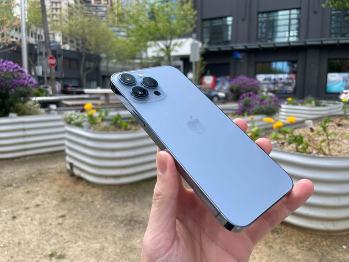 Phiên bản Xanh Sierra mới trên thế hệ iPhone 13 có sắc độ nhẹ nhàng hơn so với màu Pacific Blue của năm ngoái. Ngoài ra, đây cũng là mặt lưng dạng kính nhám, hạn chế bám bẩn khi sử dụng.