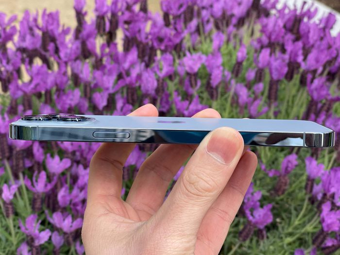 iPhone 13 Pro có phần khung được hoàn thiện từ thép bóng. Bên cạnh đó, thiết bị cũng dày hơn 0,3 mm và nặng hơn 12 gam so với iPhone 12 Pro Max. Đổi lại, người dùng sẽ có thời lượng pin tốt hơn.
