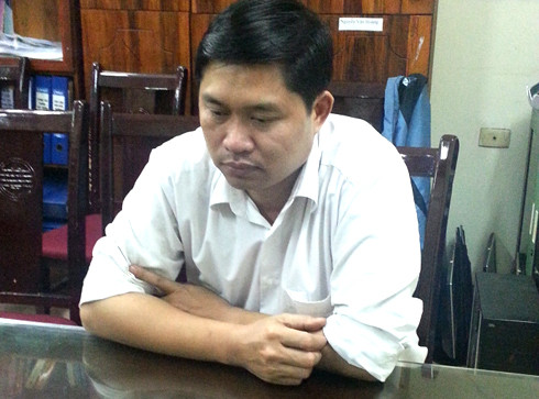 Khoảng 23h30 ngày 19/10/2013, thay vì trình báo cơ quan chức năng để cùng đưa thi thể chị Huyền về gia đình mai táng, “bác sĩ đồ tể” này lại cùng nhân viên bảo vệ Đào Anh Khánh (17 tuổi) cho xác lên ô tô, chở ra cầu Thanh Trì rồi khiêng xác chị Huyền thả xuống sông Hồng.