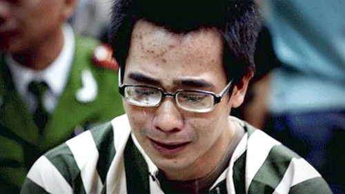 Tới khoảng 22h30 ngày 4/5/2010, lợi dụng lúc chị Linh đang đứng soi gương, kẻ sát nhân máu lạnh này đã dùng dao đâm chết nạn nhân. Sau đó, hắn lôi xác nạn nhân vào nhà vệ sinh, dùng dao cắt đầu và các đầu ngón tay nạn nhân hòng che giấu tội ác. Dã man hơn, Nghĩa mang xác mất đầu của nạn nhân vứt ở phòng kỹ thuật rác tầng 13 của tòa nhà. Phần đầu và đầu các ngón tay của nạn nhân, hắn cho vào túi nilon đem vứt xuống sông cách địa điểm gây án hàng trăm km. Tài sản của chị Linh gồm máy tính xách tay, xe máy cũng bị tên sát nhân này đem đi cầm cố lấy tiền.