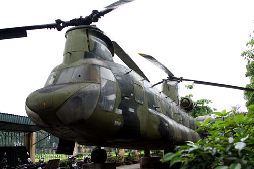 Máy bay trực thăng vận tải CH-47 Chinook của ngụy, bị quân giải phóng miền Nam Việt Nam thu được tại sân bay Tân Sơn Nhất, cũng trong ngày 30/4/1975.