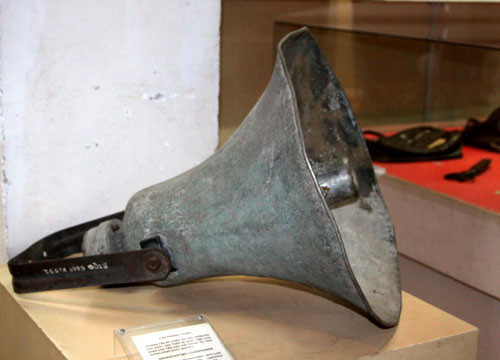 Loa phóng thanh do Trương Tấn Sỹ, Chính trị viên huyện đội Phú Quốc (Kiên Giang), gắn trên xe zeep, cùng 8.000 bà con nhân dân tiến vào giải phóng thị trấn Dương Đông ngày 30/4/1975.