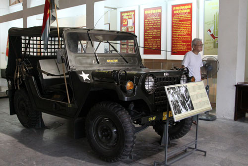 Xe Jeep số 15770 của lữ đoàn dù ngụy Sài Gòn, do Trung đoàn 66, Sư đoàn 304 thu tại Sân bay Đà Nẵng ngày 29/3/1975. Đại úy Phạm Xuân Thệ, Trung đoàn phó Trung đoàn 66 cùng đồng đội đã sử dụng chiếc xe này tiến vào Dinh Độc lập trưa ngày 30/4/1975 và đưa Đại tướng, Tổng thống ngụy Dương Văn Minh, sang Đài phát thanh Sài Gòn, đọc lời tuyên bố đầu hàng, kết thúc cuộc kháng chiến chống Mỹ cứu nước (1954-1975).