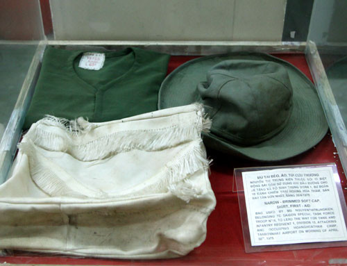 Mũ tai bèo, túi, áo cứu thương do chị Nguyễn Thị Trung Kiên, thuộc đội 18 Biệt động Sài Gòn sử dụng khi dẫn đường cho xe tăng và bộ binh Trung đoàn 1, Sư đoàn 10, đánh chiếm trại Hoàng Hoa Thám, sân bay Tân Sơn Nhất sáng 30/4/1975.