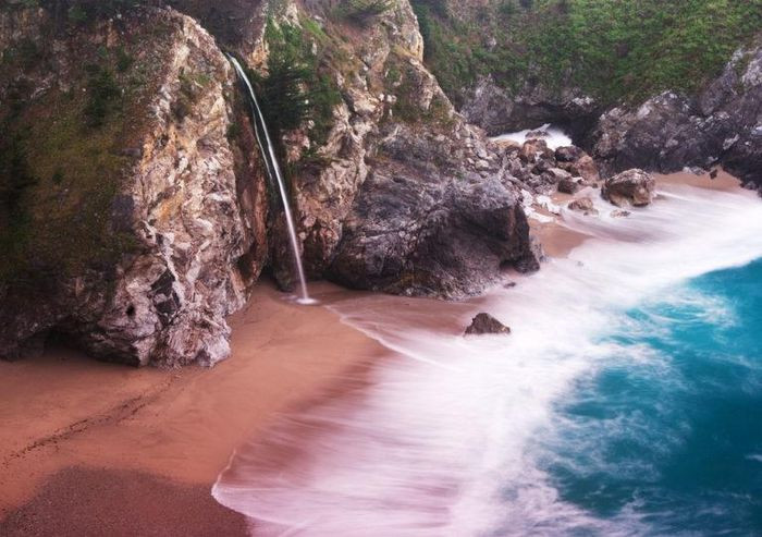 7. Bãi biển Pfeiffer, California. Bãi biển là một phần của Công viên Tiểu bang Julia Pfeiffer Burns. Bên cạnh bãi cát màu tím thì dễ nhận thấy nhất sau mỗi cơn mưa là một thác nước cao 80 feet đổ dọc theo các vách đá granit, các khối đá. Có những con đường để đi bộ và các hang động biển để khám phá.