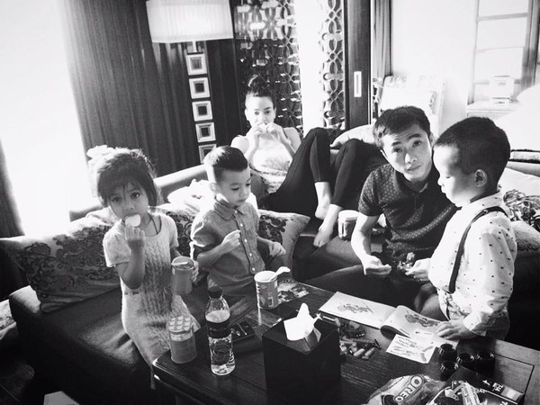 Nhìn giây phút hạnh phúc viên mãn của gia đình Hà Hồ khiến nhiều người ghen tị. Ở đời thường, Hồ Ngọc Hà là bà mẹ giản dị nhưng hết mực yêu thương con.