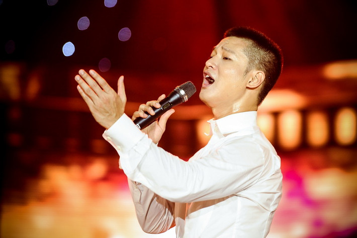 Liveshow Dấu ấn tái hiện lại chặng đường thành công anh. Một chàng ca sĩ với dáng vẻ thư sinh chọn nhạc trẻ để thể hiện mình. Và đến một Đức Tuấn chững chạc, trải đời khi chọn nhạc xưa, một dòng nhạc gắn liền với những tên tuổi có tuổi đời lớn hơn anh gấp 2 – 3 lần.
