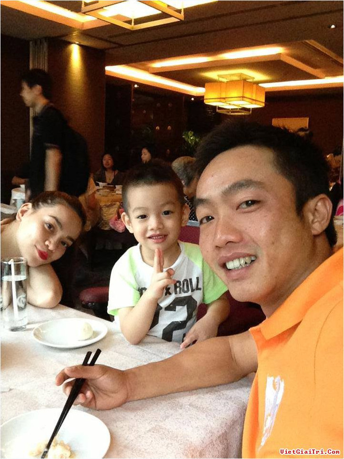 Cuộc sống đằng sau một ngôi sao hàng đầu của showbiz Việt và tay chơi xe khét tiếng xa xỉ vẫn là những khoảnh khắc hạnh phúc rất đời thường, giản dị.