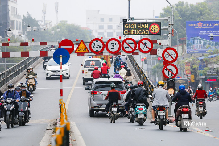 Trước tình trạng này, Sở GTVT TP Hà Nội thí điểm lắp đặt biển báo thông minh nhằm đưa ra cảnh báo từ xa đối với phương tiện vượt khung giới hạn chiều cao khi lên cầu.