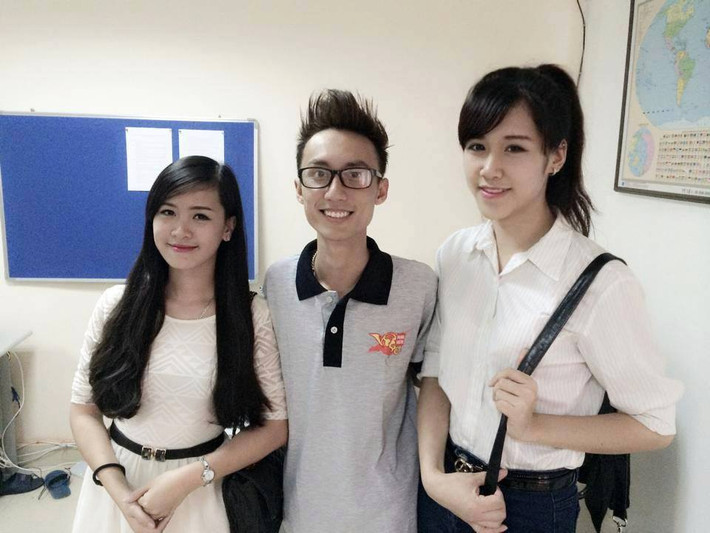 Trong bức ảnh chụp cùng BTV của thể thao 247 Hoàng Yến và ca sĩ trẻ Lynk Lee, Minh Tâm (phải) có chiều cao vượt trội hơn hẳn.