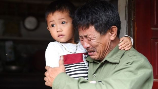 Ông Lê Minh Tuấn, cha Lê Văn Hà, 30 tuổi, người được cho là nằm trong số 39 nạn nhân trong chiếc xe tải ở Essex. Ảnh: BBC.