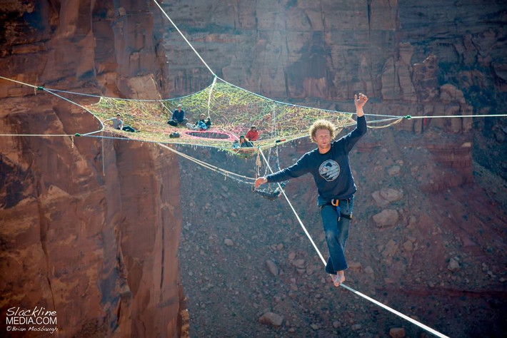 Được biết nhóm Moab Monkeys gồm những thành viên đều có biệt tài về giữ thăng bằng, leo dây. Để đi đến được tấm lưới lơ lửng giữa không trung, các thành viên phải sử dụng tài đi dây của mình. Điều đặc biệt, họ không cần sử dụng bất kể một dụng cụ bảo hiểm nào.
