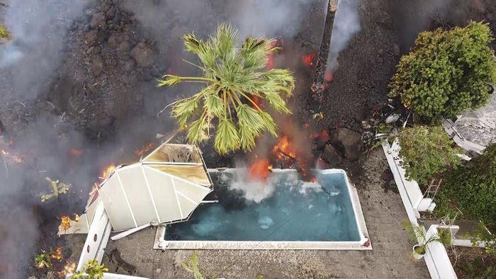 Trả lời đài truyền hình TVE, ông Sergio Rodriguez – một quan chức đảo La Palma mô tả “dung nham đã quét sạch mọi thứ trên đường đi của nó” và nhận định người dân chắc phải đợi thêm một thời gian dài mới có thể trở về nhà. (Ảnh: AP)