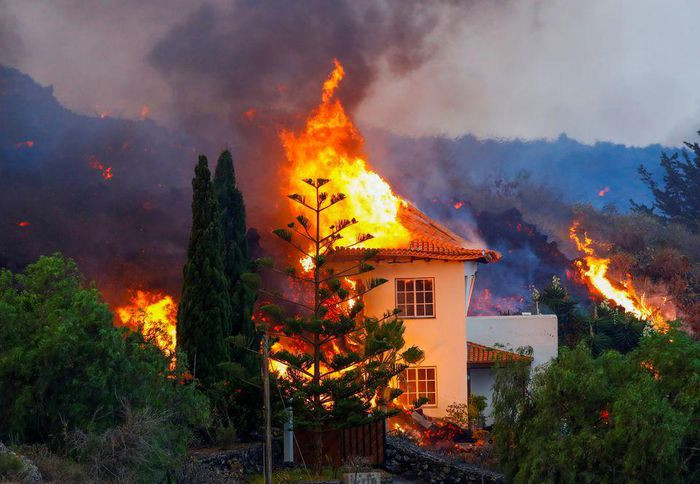 Một ngôi nhà trên đảo La Palma bốc cháy do dung nham núi lửa, ngày 20/9. (Ảnh: Reuters)