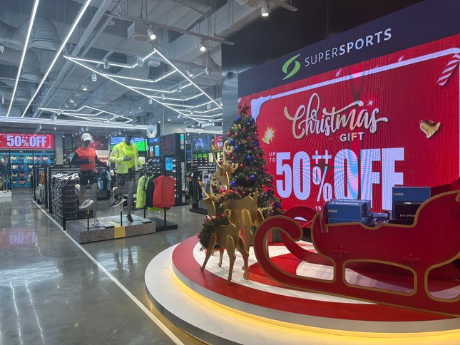 Tiếp nối Black Friday, dịp lễ Giáng sinh và chào đón năm mới 2024, nhiều chương trình khuyến mại được tung ra. Cửa hàng trang trí bắt mắt, tràn ngập không khí giáng sinh.