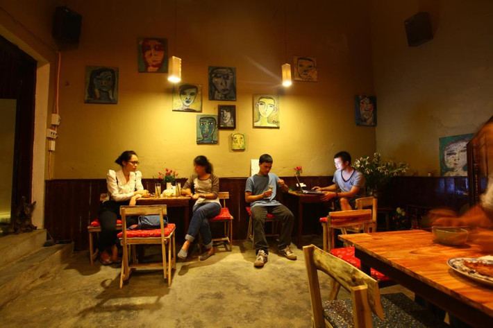 Bước vào Xoan cafe, điều ấn tượng đầu tiên là không gian quán vừa lạ vừa quen, gần gũi nhưng cũng hết sức độc đáo.