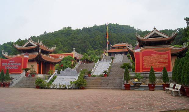 Phạm Sư Mạnh tên thật là Phạm Độ, tự Nghĩa Phu, hiệu Úy Trai, biệt hiệu Hiệp Thạch. Ông là người làng Hiệp Thạch, huyện Hiệp Sơn, phủ Kinh Môn (Kinh Môn, Hải Dương ngày nay).