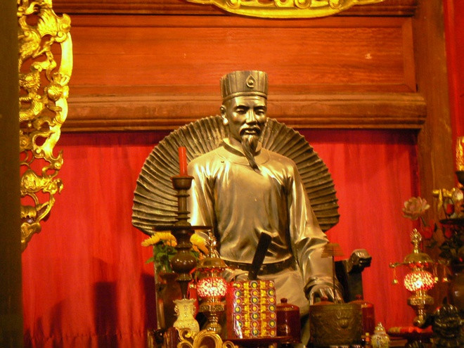 Chu Văn An là nhà giáo nổi tiếng của triều Trần cũng như lịch sử nước ta. Sinh thời, ông quan niệm “muốn dạy trò tốt thầy phải nghiêm”. Phạm Sư Mạnh là học trò nổi tiếng của ông, làm quan to nức tiếng triều đình, nhưng khi phạm lỗi vẫn phải quỳ gối tạ tội cùng thầy.
