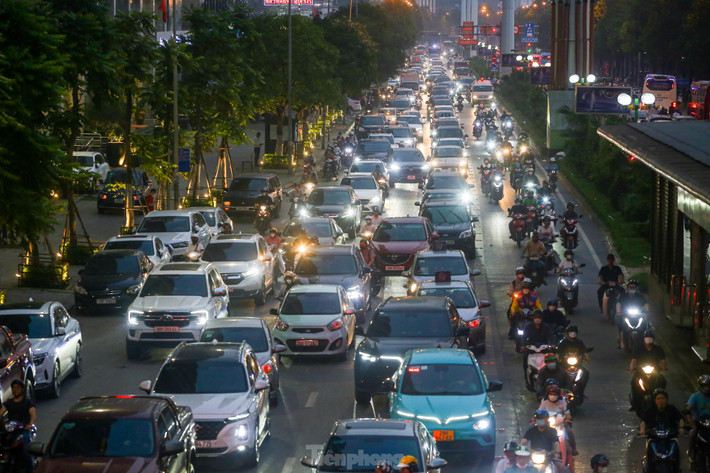 Ken đặc phương tiện trên tuyến đường Tố Hữu.