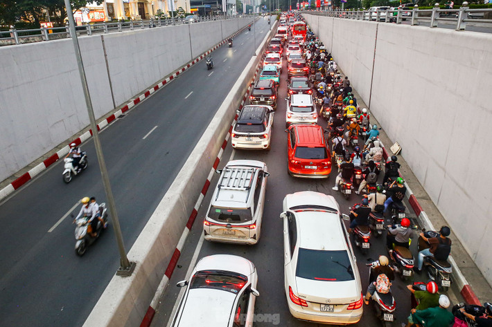 Phương tiện chôn chân tại hầm chui Lê Văn Lương trong chiều ngày hôm nay (26/4).