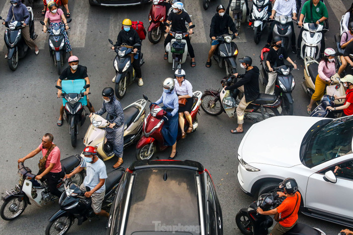 Nhiều nơi, tình trạng giao thông xảy ra hỗn loạn.