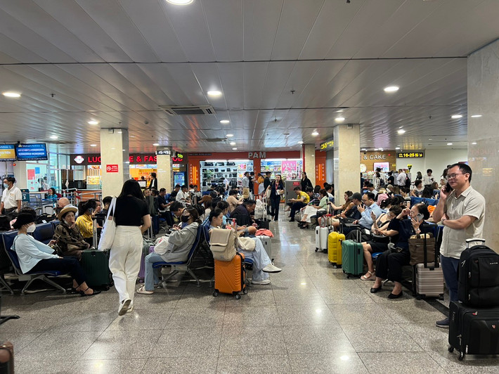 So với cao điểm Tết Nguyên đán 2024, ngày cao điểm nhất trong dịp lễ năm nay, khách qua sân bay Tân Sơn Nhất cũng ít hơn 20.000-25.000 lượt mỗi ngày.