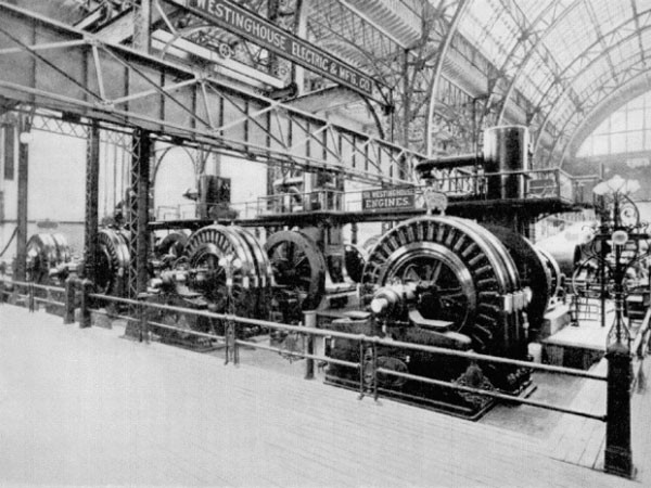 8. Dòng điện xoay chiều: Nikola Tesla phát triển loại điện mới gọi là dòng điện xoay chiều có khả năng truyền tải khoảng cách xa và tiết kiệm. Tesla đã chứng minh dòng điện của mình đủ thắp sáng bóng đèn mà không gặp bất cứ nguy hiểm nào ở triển lãm năm 1893.