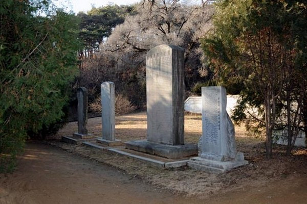 Năm 1727 Quảng Pháp cổ tự trùng tu toàn bộ và bia ký hiện vẫn trơ đá với phong sương tuế nguyệt. Khi chiến tranh xâm lược của đế quốc Mỹ, sau thập niên 50 giữa thế kỷ XX, bom đạn của quân đội Mỹ oanh tạc, ngôi chùa sụp đỗ toàn bộ và sau đó phục dựng lại.
