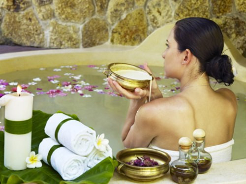 Liệu pháp Đông y thời cổ đại rất có kinh nghiệm trong việc giúp người phụ nữ gìn giữ nhan sắc. Căn cứ vào đặc điểm sức khỏe, thể trạng của mỗi người để lựa chọn những liệu pháp phù hợp, như: tắm thuốc bắc, dùng thuốc bắc đun nước gội đầu ngâm chân…