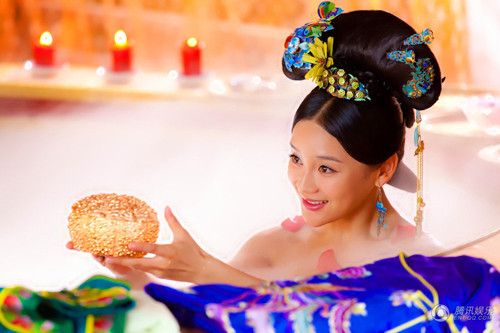 Hoàng thượng, hoàng hậu thời xưa khi tắm táp, vệ sinh răng miệng cũng dùng những vật phẩm có thành phần là thuốc bắc. Phương thuốc cụ thể thì căn cứ vào từng người mà kê. Riêng Từ Hy thái hậu – một bà hoàng nổi tiếng trong việc chú ý giữ gìn nhan sắc cũng là người có thói quen thường xuyên tắm thuốc bắc.