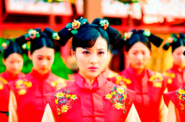 Người ta thường nói, cuộc đời người phụ nữ gắn liền với con số 7. Cứ sau 7 năm, một giai đoạn mới lại đến với phái yếu: 14 tuổi bắt đầu kỳ kinh nguyệt đầu tiên trong đời, 21 tuổi là tuổi yêu đương, 28 tuổi là tuổi kết hôn, 35 tuổi bắt đầu bước vào giai đoạn giảm sút về nhan sắc lẫn sức khỏe. Mối nhân duyên giữa số 7 và cuộc đời của người phụ nữ xuất phát từ kiệt tác kinh điển Đông y “Hoàng đế nội kinh”.