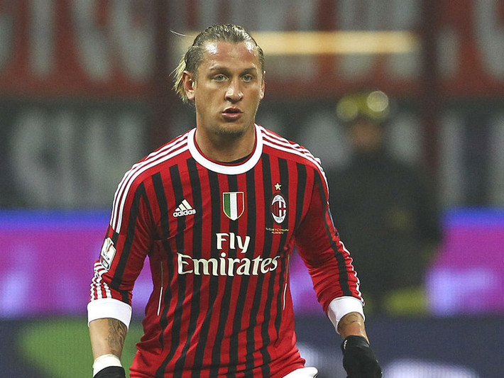 Từ AS Roma tới AC Milan theo dạng chuyển nhượng tự do, Philippe Mexes là hậu vệ đẳng cấp thế giới vậy mà AC Milan lại chẳng mất một khoản phí chuyển nhượng nào để có được anh. Mexes cũng là thành viên thường xuyên của ĐT Pháp. Vì Roma không muốn bán người cho đối thủ nên đã giữ Mexes lại và chấp nhận để anh ra đi mà không nhận được đồng nào dù trung vệ này vẫn là một gương mặt đắt giá.