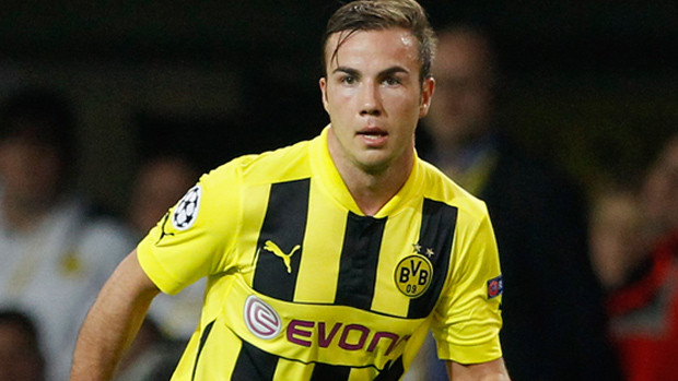 Mario Gotze cũng là một trường hợp tương tự. Đang thi đấu rất thành công tại Dortmund và đội bóng hoàn toàn này có thể ép giá CLB khác muốn sở hữu anh. Nhưng khi giá cả của bản hợp đồng chuyển Gotze sang Bayern Munich được tiết lộ, mọi người đã quá sững sờ khi biết cái giá ra đi của thần đồng và là người hùng ĐT Đức chỉ là 35 triệu bảng.