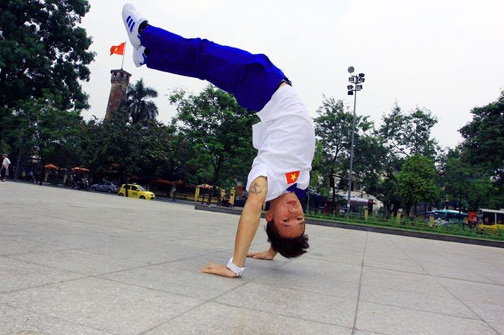 Với những bạn trẻ yêu thích Bigtoe Crew và SINE, Hoàng Kỳ Anh luôn gây ấn tượng khi là một b-boy đẹp trai, mạnh mẽ có kỹ thuật tốt. Anh chàng nổi tiếng với sở trường Air Flare, những động tác nhảy đầy sức mạnh, nhấc bổng cả thân mình lên không trung.