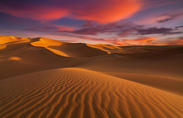 7. Sa mạc Sahara. Sahara là sa mạc lớn nhất thế giới, chiếm phần lớn diện tích ở Bắc Phi. Toàn bộ thành phố nằm ở viền ngoài sa mạc, còn khu vực sâu bên trong gần như chưa được khám phá. Đó có thể là những ngọn núi, cánh đồng muối, cồn cát, thậm chí cả dòng sông chảy trong bên trong. Cảnh quan ấn tượng của Sahara cũng diễn ra vào ban đêm, khi hàng triệu ngôi sao tỏa sáng rực rỡ trên bầu trời. Vào một số thời điểm trong năm, bạn có thể nhìn thấy dải ngân hà tuyệt đẹp. Sahara đang ngày càng lớn hơn bởi sự thay đổi khí hậu khiến lượng mưa trong khu vực ít đi và đất sa mạc dần mở rộng.