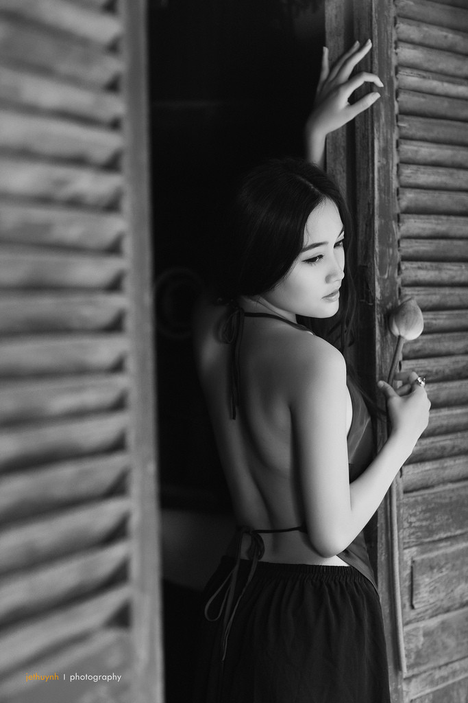 Tấm lưng gợi cảm, quyến rũ của người phụ nữ Việt được vẻ đẹp của cánh áo yếm tôn thêm muôn phần vẻ đẹp.