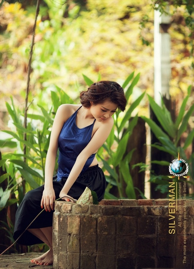 Trong những bộ ảnh hiện đại, chiếc áo yếm được các thiếu nữ lựa chọn với nhiều màu sắc khác nhau để tạo nên sự sáng tạo, khác biệt.
